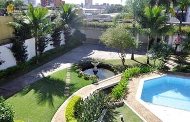 Imagem: A casa possui 4 Dormitórios, 5 Banheiros, 5 Vagas na garagem