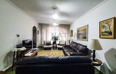 Imagem: A casa possui 3 Dormitórios, 2 Banheiros, 4 Vagas na garagem