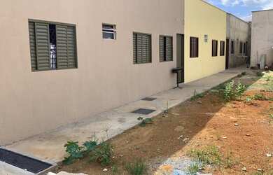 Imagem: A casa possui 2 Dormitórios, 1 Banheiro, 1 Vaga na garagem