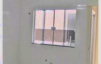 Imagem: A casa possui 3 Dormitórios, 1 Banheiro, 2 Vagas na garagem