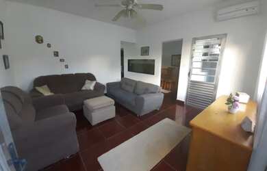 Imagem: A casa possui 5 Dormitórios, 2 Vagas na garagem, 540m² de