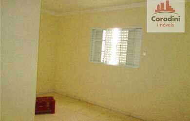 Imagem: A casa possui 3 Dormitórios, 1 Banheiro, 2 Vagas na garagem