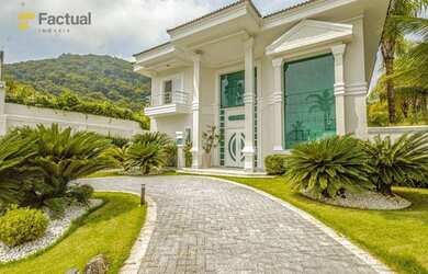 Imagem: A casa em condomínio possui 5 Dormitórios, 5 Banheiros, 405m²