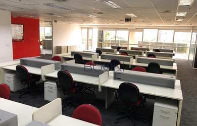 Imagem: O depósito possui 5 Vagas na garagem, 395m² de Área e está