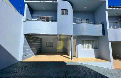 Imagem: A casa possui 2 Dormitórios, 1 Banheiro, 2 Vagas na garagem