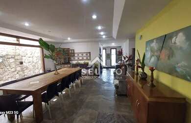 Imagem: A casa possui 4 Dormitórios, 5 Banheiros, 4 Vagas na garagem