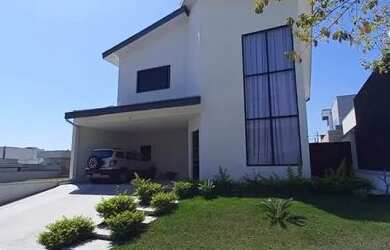 Imagem: A casa em condomínio possui 4 Dormitórios, 4 Banheiros, 4