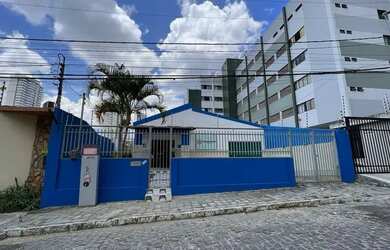 Imagem: A casa possui 5 Dormitórios, 2 Banheiros, 1 Vaga na garagem