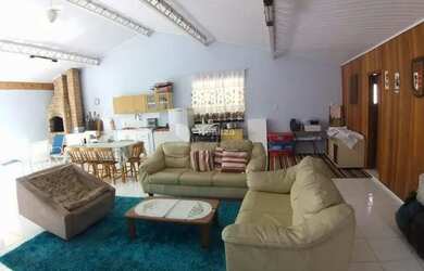 Imagem: A casa possui 2 Dormitórios, 1 Banheiro, 2 Vagas na garagem