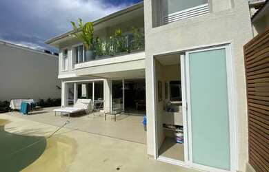 Imagem: A casa em condomínio possui 4 Dormitórios, 5 Banheiros, 3