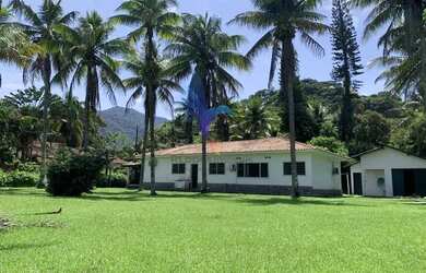 Imagem: A casa possui 4 Dormitórios, 2 Banheiros, 5 Vagas na garagem