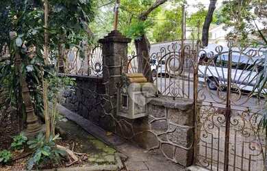 Imagem: A casa possui 4 Dormitórios, 3 Banheiros, 5 Vagas na garagem