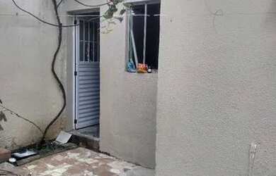 Imagem: A casa possui 1 Dormitório, 1 Banheiro, 1 Vaga na garagem e