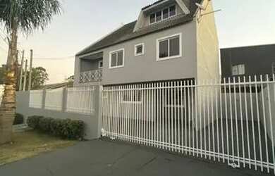 Imagem: A casa possui 3 Dormitórios, 3 Banheiros, 5 Vagas na garagem