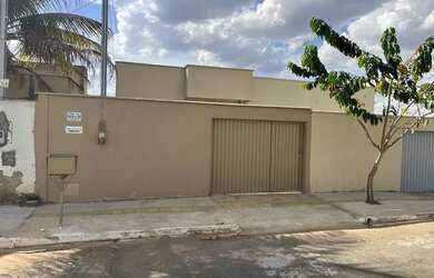 Imagem: A casa possui 3 Dormitórios, 2 Banheiros, 2 Vagas na garagem