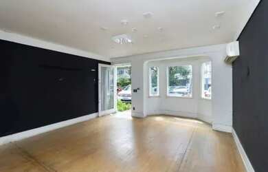 Imagem: A casa possui 2 Dormitórios, 1 Banheiro, 1 Vaga na garagem