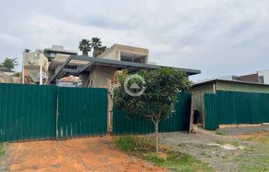 Imagem: A casa em condomínio possui 5 Dormitórios, 5 Banheiros, 4