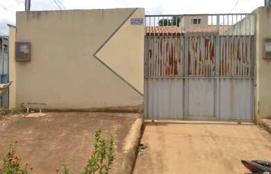 Imagem: A casa possui 2 Dormitórios, 1 Banheiro, 1 Vaga na garagem