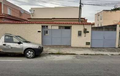 Imagem: A casa possui 5 Dormitórios, 2 Banheiros, 3 Vagas na garagem