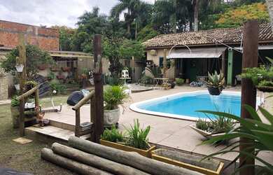 Imagem: A casa possui 3 Dormitórios, 4 Banheiros, 5 Vagas na garagem