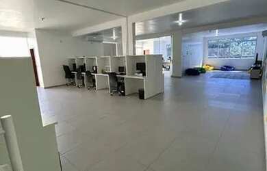 Imagem: O depósito possui 5 Vagas na garagem, 210m² de Área, Imóvel