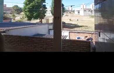 Imagem: A casa possui 2 Dormitórios, 1 Banheiro e 1 Vaga na garagem