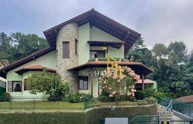 Imagem: A casa possui 4 Dormitórios, 4 Banheiros, 5 Vagas na garagem