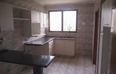 Imagem: O apartamento possui 3 Dormitórios, 1 Banheiro, 1 Vaga na garagem