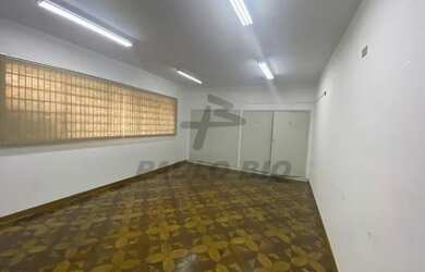 Imagem: A casa possui 2 Banheiros, 4 Vagas na garagem, 519m² de Área