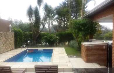 Imagem: A casa em condomínio possui 4 Dormitórios, 1 Banheiro, 2 Vagas