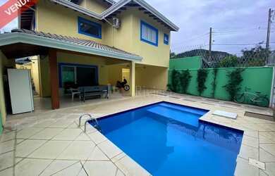 Imagem: A casa possui 4 Dormitórios, 3 Banheiros, 4 Vagas na garagem