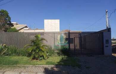 Imagem: A casa possui 2 Dormitórios, 3 Banheiros, 1 Vaga na garagem