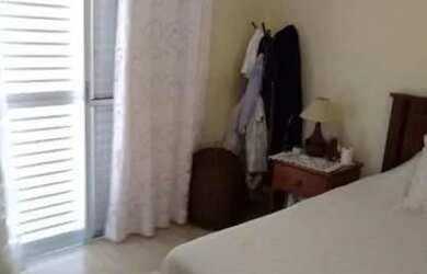 Imagem: A casa possui 4 Dormitórios, 3 Banheiros, 3 Vagas na garagem