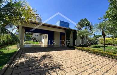 Imagem: A casa em condomínio possui 4 Dormitórios, 4 Banheiros, 4