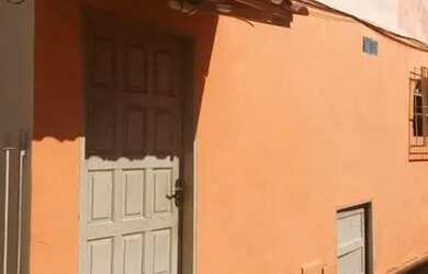 Imagem: A casa possui 2 Dormitórios e 1 Vaga na garagem e está localizado