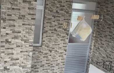 Imagem: A casa possui 2 Dormitórios e 1 Banheiro e está localizado