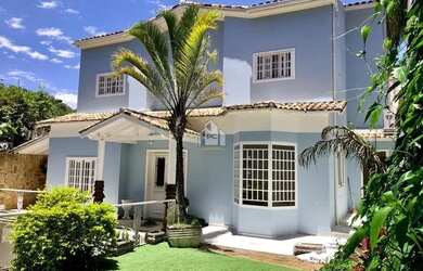 Imagem: A casa possui 4 Dormitórios, 3 Banheiros, 2 Vagas na garagem