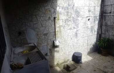 Imagem: A casa possui 3 Dormitórios, 1 Banheiro e está localizado