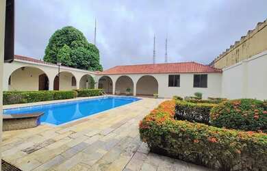 Imagem: A casa possui 4 Dormitórios, 4 Banheiros, 5 Vagas na garagem