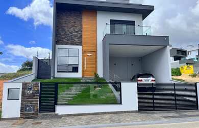 Imagem: A casa possui 3 Dormitórios, 3 Banheiros, 2 Vagas na garagem