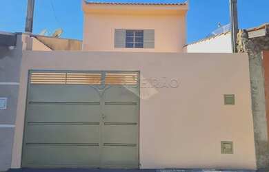 Imagem: A casa possui 2 Dormitórios, 3 Banheiros, 2 Vagas na garagem