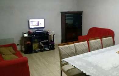 Imagem: A casa possui 2 Dormitórios, 1 Banheiro, 1 Vaga na garagem