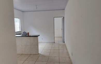 Imagem: A casa possui 2 Dormitórios, 1 Banheiro, 300m² de Área e