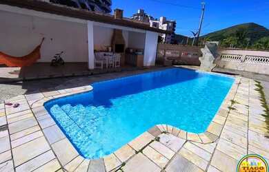 Imagem: A casa possui 4 Dormitórios, 2 Banheiros, 3 Vagas na garagem