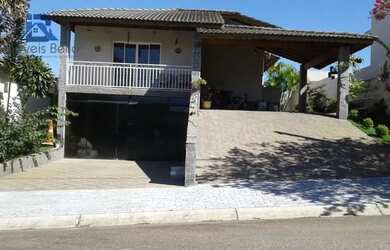 Imagem: A casa em condomínio possui 4 Dormitórios, 3 Banheiros, 5