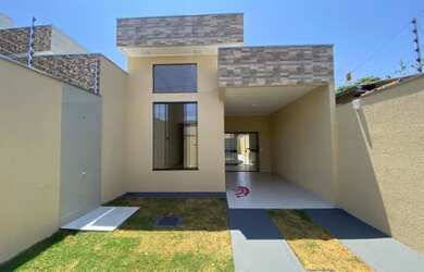 Imagem: A casa possui 3 Dormitórios, 2 Banheiros, 2 Vagas na garagem