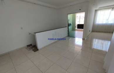 Imagem: A casa possui 3 Dormitórios, 2 Banheiros, 2 Vagas na garagem