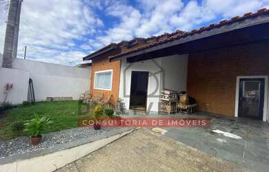 Imagem: A casa possui 3 Dormitórios, 2 Banheiros, 3 Vagas na garagem