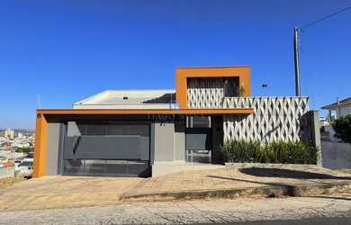 Imagem: A casa possui 3 Dormitórios, 2 Banheiros, 3 Vagas na garagem