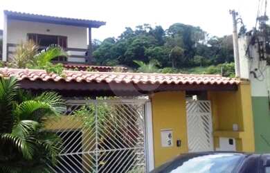 Imagem: A casa possui 3 Dormitórios, 3 Banheiros, 5 Vagas na garagem